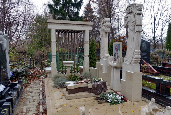 Монументальная и величественная мемориальная композиция